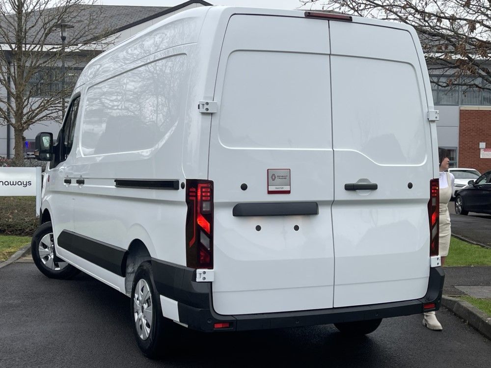 Renault MASTER E-TECH MWB ELECTRIC FWD MM35 104kW 87kWh Advance