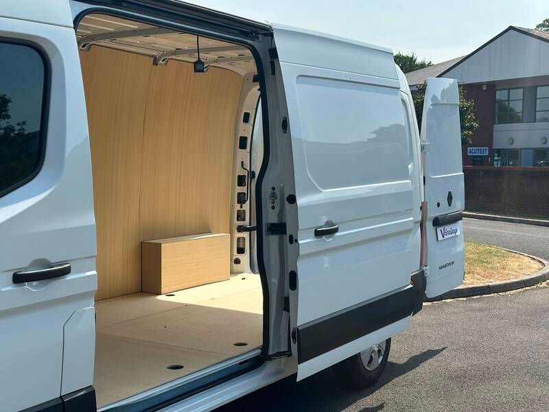 Renault MASTER MWB DIESEL FWD MM35 Blue dCi 130 Extra Medium Roof Van