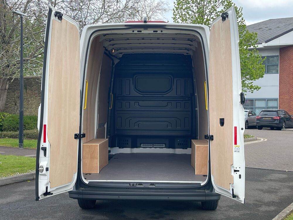 Volkswagen Crafter CR35 MWB Diesel FWD 2.0 TDI 140PS Commerce Plus High Roof Van