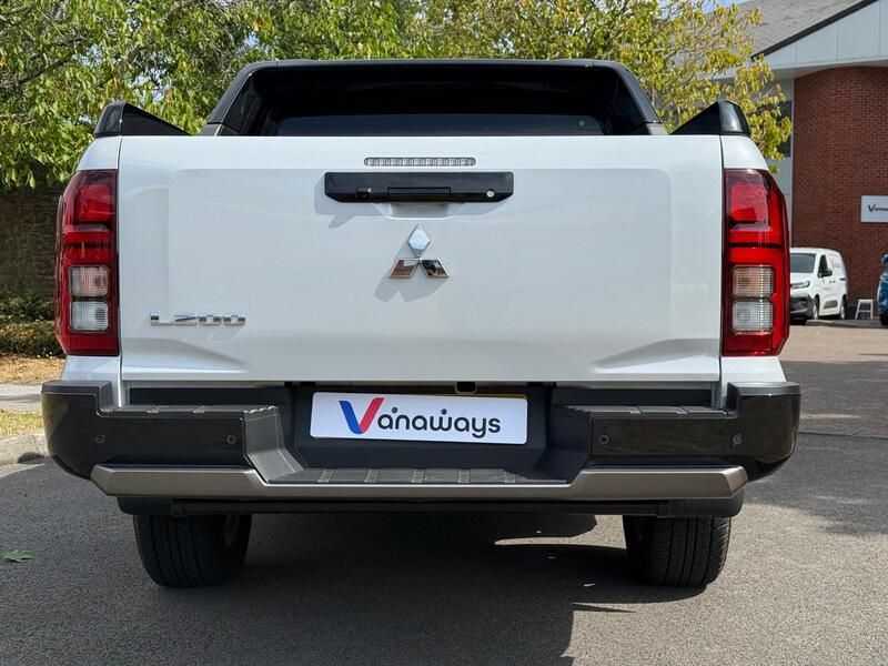 MITSUBISHI L200 DIESEL 2.4 Bi-Turbo D Titan Double Cab Pick Up 4WD Auto