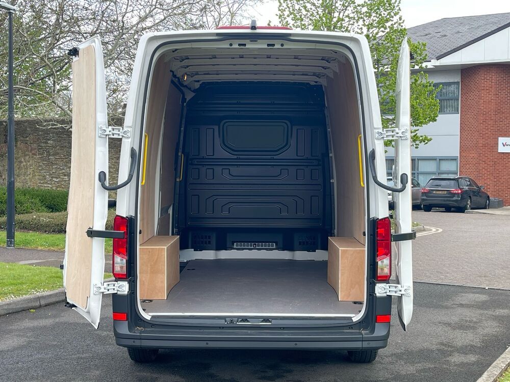 Volkswagen Crafter CR35 LWB Diesel FWD 2.0 TDI 140PS Commerce Plus High Roof Van
