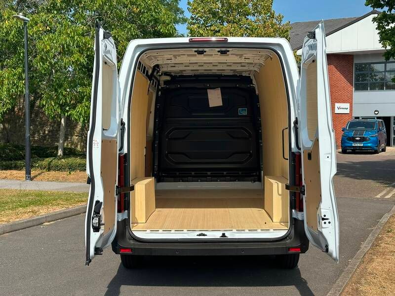 Renault MASTER MWB DIESEL FWD MM35 Blue dCi 130 Extra Medium Roof Van